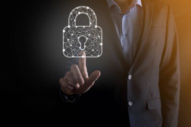 Siber güvenlik ağı. Asma kilit simgesi ve internet teknolojisi ağı. Tablet ve sanal arayüzde veri kişisel bilgilerini koruyan bir iş adamı. Veri koruma gizlilik kavramı. GDPR. AB.