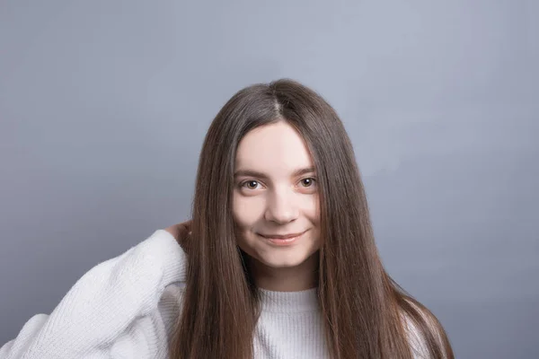 Vrij Lachend Vrolijke Vrouw Met Donker Haar Terloops Gekleed Tevreden — Stockfoto