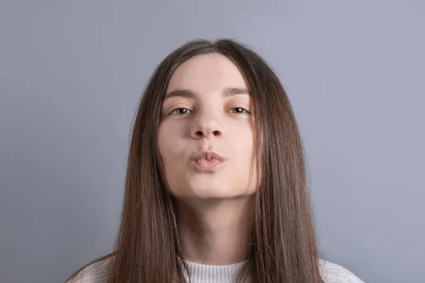 Fiatal Gyönyörű Portré Sötét Haj Visel Fehér Pulóver Show Csók — Stock Fotó