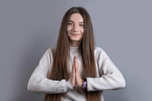 Retrato Uma Jovem Garota Atraente Com Cabelos Longos Escuros Que — Fotografia de Stock