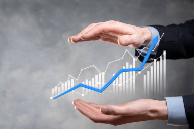 Grafik büyümesi ve işletmelerinde grafik pozitif göstergelerin artması işadamı. Yatırım konsepti. Satış verileri ve ekonomik, strateji ve planlama, Dijital pazarlama ve borsa analizi..