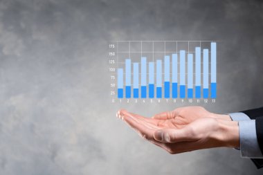 Grafik büyümesi ve işletmelerinde grafik pozitif göstergelerin artması işadamı. Yatırım konsepti. Satış verileri ve ekonomik, strateji ve planlama, Dijital pazarlama ve borsa analizi..