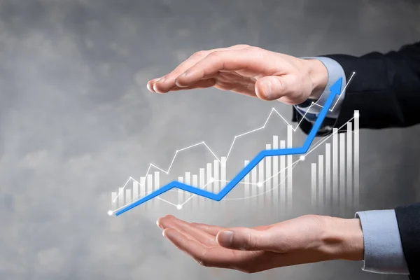Grafik büyümesi ve işletmelerinde grafik pozitif göstergelerin artması işadamı. Yatırım konsepti. Satış verileri ve ekonomik, strateji ve planlama, Dijital pazarlama ve borsa analizi..