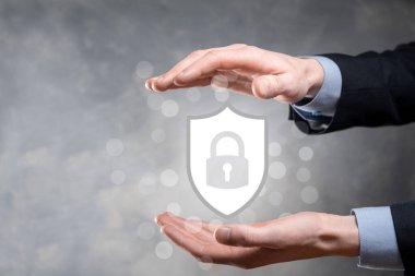 Siber güvenlik ağı. Asma kilit simgesi ve internet teknolojisi ağı. Tablet ve sanal arayüzde veri kişisel bilgilerini koruyan bir iş adamı. Veri koruma gizlilik kavramı. GDPR. AB.