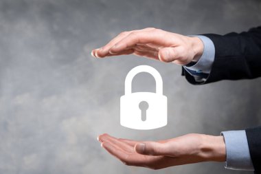 Siber güvenlik ağı. Asma kilit simgesi ve internet teknolojisi ağı. Tablet ve sanal arayüzde veri kişisel bilgilerini koruyan bir iş adamı. Veri koruma gizlilik kavramı. GDPR. AB.