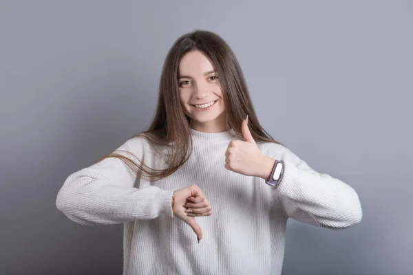 Egy Fiatal Vonzó Lány Portréja Sötét Hosszú Hajjal Hüvelykujját Felfelé — Stock Fotó