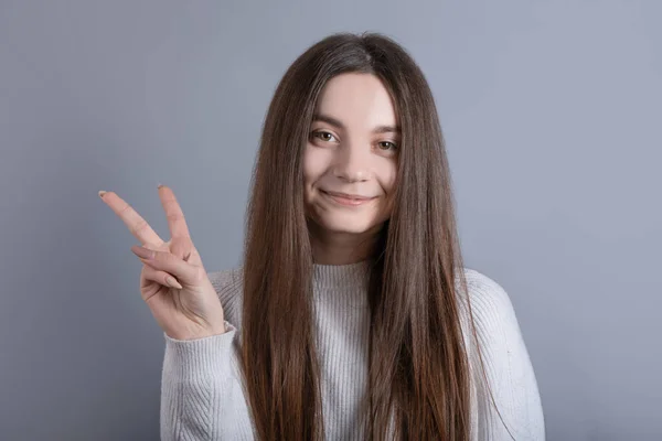 Retrato Uma Jovem Atraente Com Cabelo Longo Escuro Gesto Sinal — Fotografia de Stock