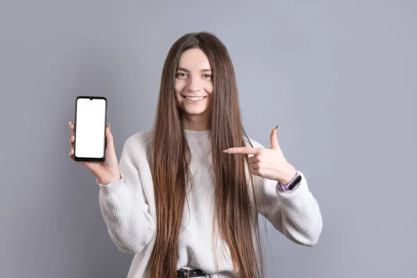 Retrato Uma Jovem Mulher Atraente Com Cabelos Longos Escuros Facilmente — Fotografia de Stock