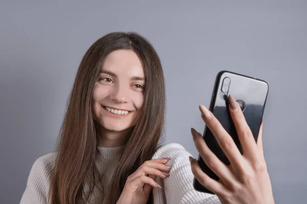 Muotokuva Nuori Viehättävä Tyttö Nainen Tumma Pitkät Hiukset Ottaa Selfie — kuvapankkivalokuva