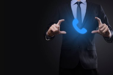 Siyah arka planda takım elbiseli bir iş adamı telefon ikonu. İş İletişim Destek Merkezi Müşteri Hizmetleri Teknolojisi Konseptini ara.