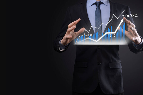 Бизнесмен, владеющий голографическими графиками и статистикой фондового рынка, получает прибыль. Концепция планирования роста и бизнес-стратегии. Отображение хорошей экономической формы цифрового экрана