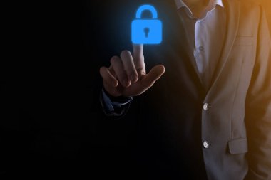 Siber güvenlik ağı. Asma kilit simgesi ve internet teknolojisi ağı. Sanal arayüzde veri kişisel bilgilerini koruyan bir iş adamı. Veri koruma gizlilik kavramı. GDPR. AB.