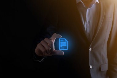 İş adamı elinde bir belge ikonu tutuyor Belge Yönetimi Veri Sistemi İş Dünyası İnternet Teknolojisi Kavramı. Şirket veri yönetim sistemi DMS .
