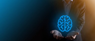 Sanal, yenilikçi gelişim, gelecek teknoloji, bilim, yenilik ve iş kavramı üzerine soyut beyin ve simge araçları, aygıt, müşteri ağı iletişimini elinde tutan işadamı.