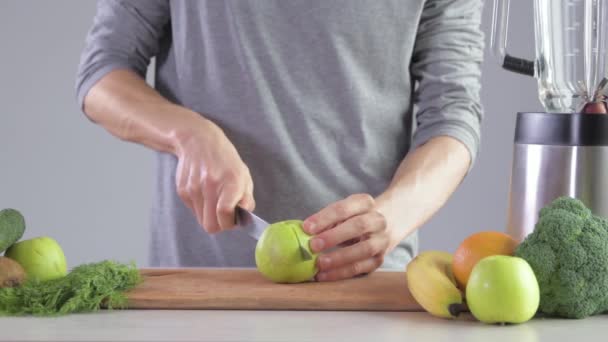 Jovem Mesa Cozinha Corta Uma Maçã Por Batido Cozinhar Smoothie — Vídeo de Stock