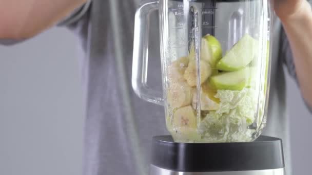 Een Jonge Sportieve Man Keuken Schetst Fruit Blender Voor Het — Stockvideo