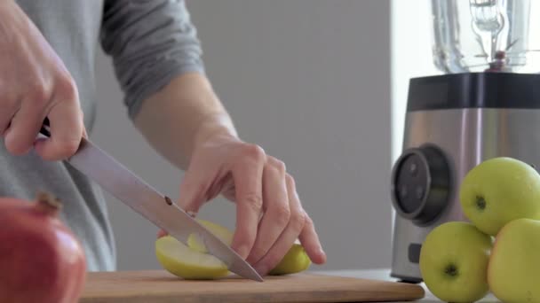 Mladík Kuchyňského Stolu Kuchyni Krájí Jablko Koktejl Vaření Smoothie Mixéru — Stock video