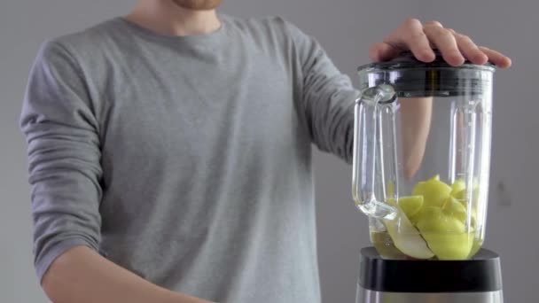 Een Jonge Sportieve Man Keuken Schetst Fruit Blender Voor Het — Stockvideo