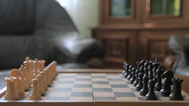 Bărbat Mută Piese Șah Tablă Șah Fundalul Lucrurilor Vechi Epocă — Videoclip de stoc