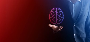 Sanal, yenilikçi gelişim, gelecek teknoloji, bilim, yenilik ve iş kavramı üzerine soyut beyin ve simge araçları, aygıt, müşteri ağı iletişimini elinde tutan işadamı