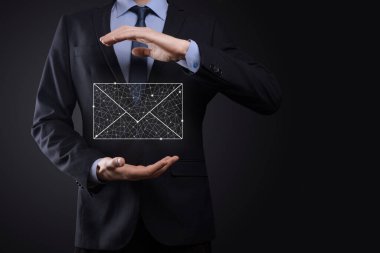 İş adamı elinde e-posta simgesi ile bizimle iletişim kurar ve kişisel bilgilerinizi spam postalarından korur. Müşteri hizmetleri çağrı merkezi bizimle iletişim kurar.