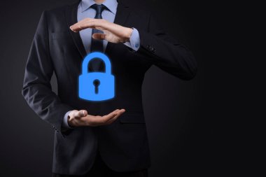 Siber güvenlik ağı. Asma kilit simgesi ve internet teknolojisi ağı. Tablet ve sanal arayüzde veri kişisel bilgilerini koruyan bir iş adamı. Veri koruma gizlilik kavramı. GDPR. AB.