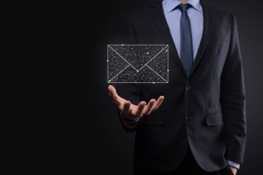 İş adamı elinde e-posta simgesi ile bizimle iletişim kurar ve kişisel bilgilerinizi spam postalarından korur. Müşteri hizmetleri çağrı merkezi bizimle iletişim kurar.