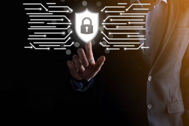 Siber güvenlik ağı. Asma kilit simgesi ve internet teknolojisi ağı. Tablet ve sanal arayüzde veri kişisel bilgilerini koruyan bir iş adamı. Veri koruma gizlilik kavramı. GDPR. AB.