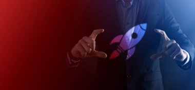 Soyut dijital roket ikonu taşıyan iş adamı konsepti fırlatılıyor ve yükseliyor