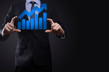İş adamı artan ekran grafiği, pozitif büyüme ikonu okları üzerinde duruyor. Yaratıcı iş grafiğine yükselen oklarla işaret ediyor. Finansal, ticari büyüme kavramı.