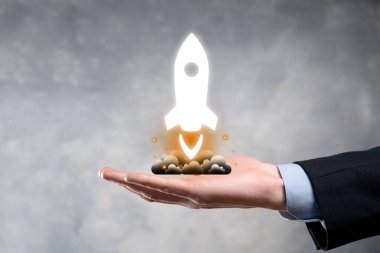 Girişim konsepti, Tablet ve simge roketi tutan İşadamı ekrandan koyu arkaplanda ağ bağlantısı ile fırlıyor ve yükseliyor