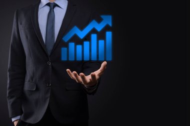 İş adamı artan ekran grafiği, pozitif büyüme ikonu okları üzerinde duruyor. Yaratıcı iş grafiğine yükselen oklarla işaret ediyor. Finansal, ticari büyüme kavramı.