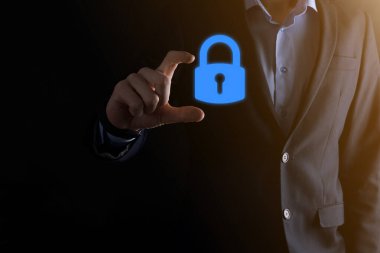 Siber güvenlik ağı. Asma kilit simgesi ve internet teknolojisi ağı. Tablet ve sanal arayüzde veri kişisel bilgilerini koruyan bir iş adamı. Veri koruma gizlilik kavramı. GDPR. AB.