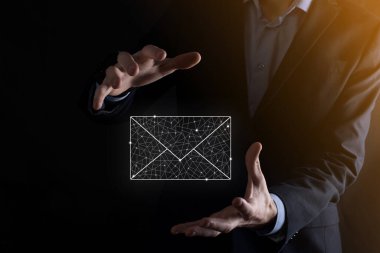 İş adamı elinde e-posta simgesi ile bizimle iletişim kurar ve kişisel bilgilerinizi spam postalarından korur. Müşteri hizmetleri çağrı merkezi bizimle iletişim kurar.