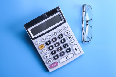 Mavi arkaplanda hesaplayıcı tuş takımı. Üst Manzara. Boşluğu kopyala