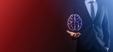 Sanal, yenilikçi gelişim, gelecek teknoloji, bilim, yenilik ve iş kavramı üzerine soyut beyin ve simge araçları, aygıt, müşteri ağı iletişimini elinde tutan işadamı