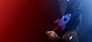 Soyut dijital roket ikonu taşıyan iş adamı konsepti fırlatılıyor ve yükseliyor