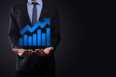 İş adamı artan ekran grafiği, pozitif büyüme ikonu okları üzerinde duruyor. Yaratıcı iş grafiğine yükselen oklarla işaret ediyor. Finansal, ticari büyüme kavramı.