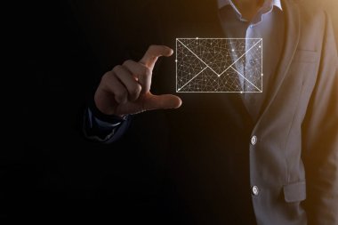 İş adamı elinde e-posta simgesi ile bizimle iletişim kurar ve kişisel bilgilerinizi spam postalarından korur. Müşteri hizmetleri çağrı merkezi bizimle iletişim kurar.