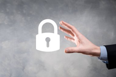 Siber güvenlik ağı. Asma kilit simgesi ve internet teknolojisi ağı. Tablet ve sanal arayüzde veri kişisel bilgilerini koruyan bir iş adamı. Veri koruma gizlilik kavramı. GDPR. AB.