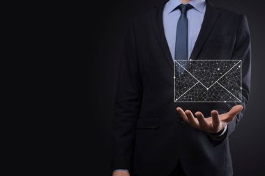 İş adamı elinde e-posta simgesi ile bizimle iletişim kurar ve kişisel bilgilerinizi spam postalarından korur. Müşteri hizmetleri çağrı merkezi bizimle iletişim kurar.