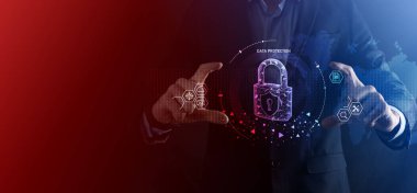 Siber güvenlik ağı. Asma kilit simgesi ve internet teknolojisi ağı. Tablet ve sanal arayüzde veri kişisel bilgilerini koruyan bir iş adamı. Veri koruma gizlilik kavramı. GDPR. AB.