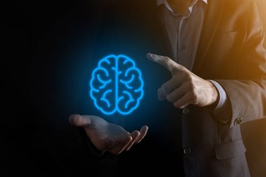 Sanal, yenilikçi gelişim, gelecek teknoloji, bilim, yenilik ve iş kavramı üzerine soyut beyin ve simge araçları, aygıt, müşteri ağı iletişimini elinde tutan işadamı.