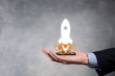 Girişim konsepti, Tablet ve simge roketi tutan İşadamı ekrandan koyu arkaplanda ağ bağlantısı ile fırlıyor ve yükseliyor