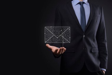 İş adamı elinde e-posta simgesi ile bizimle iletişim kurar ve kişisel bilgilerinizi spam postalarından korur. Müşteri hizmetleri çağrı merkezi bizimle iletişim kurar.