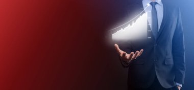 Holografik grafikler ve borsa istatistikleri tutan işadamı kâr elde ediyor. Büyüme planlama ve iş stratejisi kavramı. İyi ekonomi formunun dijital ekran görüntüsü