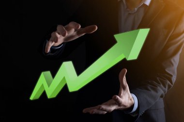 İş adamı artan ekran grafiği, pozitif büyüme ikonu okları üzerinde duruyor. Yaratıcı iş grafiğine yükselen oklarla işaret ediyor. Finansal, ticari büyüme kavramı.