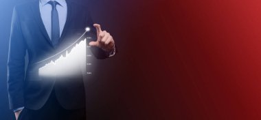 Holografik grafikler ve borsa istatistikleri tutan işadamı kâr elde ediyor. Büyüme planlama ve iş stratejisi kavramı. İyi ekonomi formunun dijital ekran görüntüsü