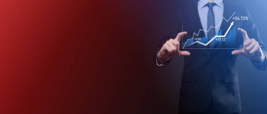 İş adamı artan ekran grafiği, pozitif büyüme ikonu okları üzerinde duruyor. Yaratıcı iş grafiğine yükselen oklarla işaret ediyor. Finansal, ticari büyüme kavramı.