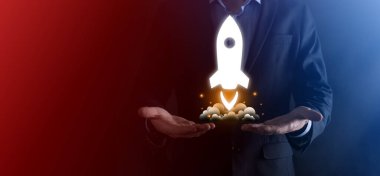 Girişim konsepti, Tablet ve simge roketi tutan İşadamı ekrandan koyu arkaplanda ağ bağlantısı ile fırlıyor ve yükseliyor